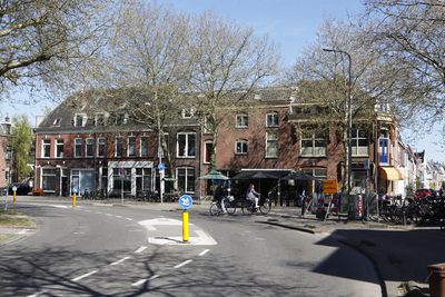 914075 Gezicht op de panden Blauwkapelseweg 1 (rechts) - 5 te Utrecht, vanaf de Kleinesingel, met links het hoekpand ...